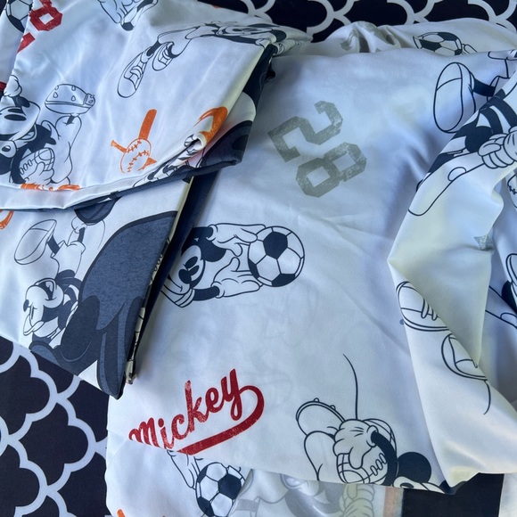 Full Disney Mickey Mouse sheet set 2 Pillow cases and 1 fitted, top sheet - Picture 2 of 4